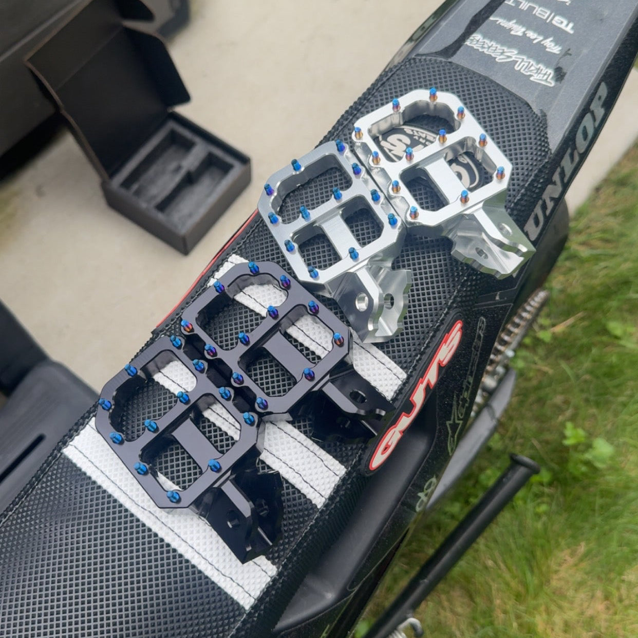 Mini Emoto Titanium Wide pegs